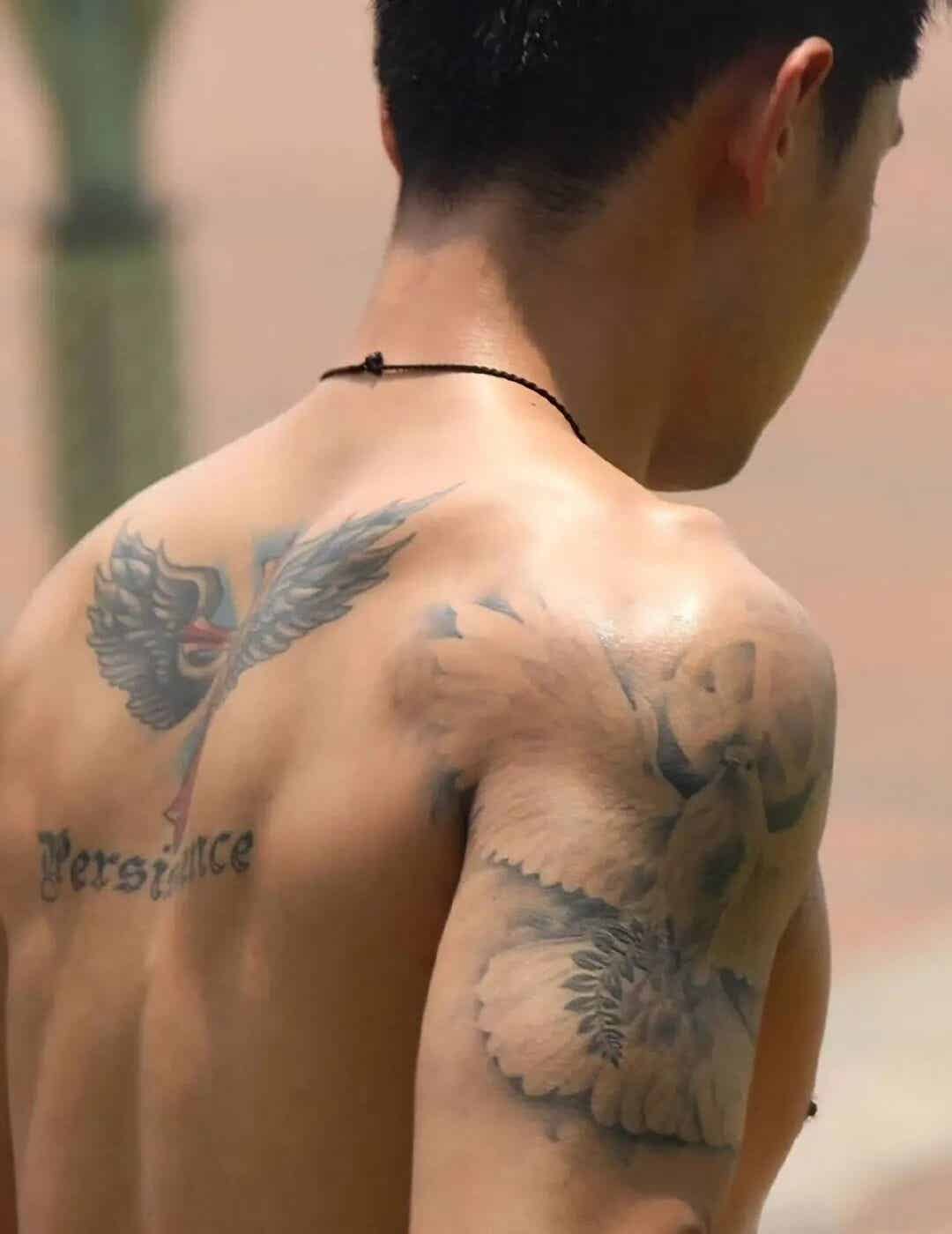 图片[19]-张继科穿白袜叉开短裤太垒大实力！粗腿藏不住了-小蓝短视频