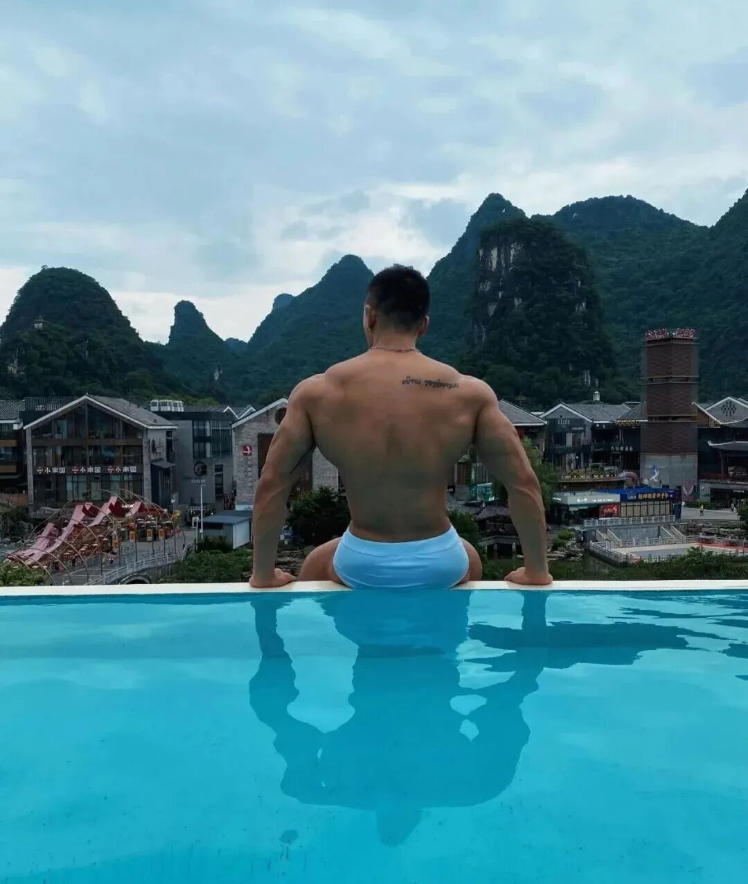 一位gogoboy的自拍照，网友：果然没让我失望