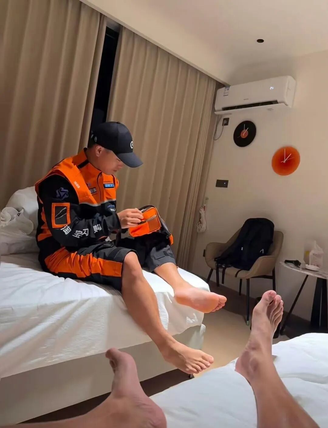 图片[6]-体育生火了！帅哥酒店做按摩被拍？体育生街头这样做？-小蓝短视频