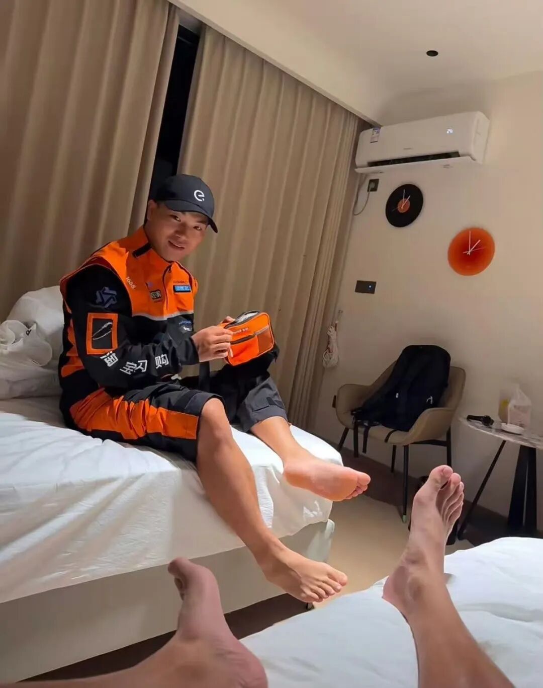 图片[7]-体育生火了！帅哥酒店做按摩被拍？体育生街头这样做？-小蓝短视频