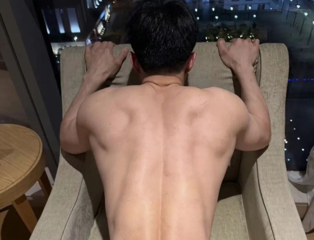 图片[9]-体育生火了！帅哥酒店做按摩被拍？体育生街头这样做？-小蓝短视频