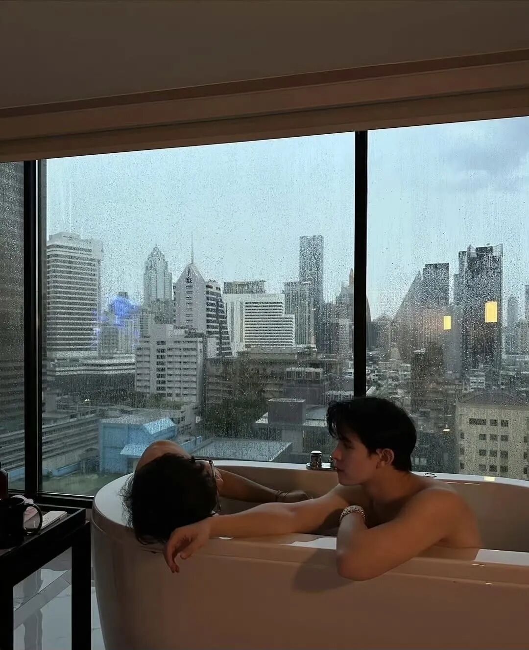 图片[13]-体育生火了！帅哥酒店做按摩被拍？体育生街头这样做？-小蓝短视频