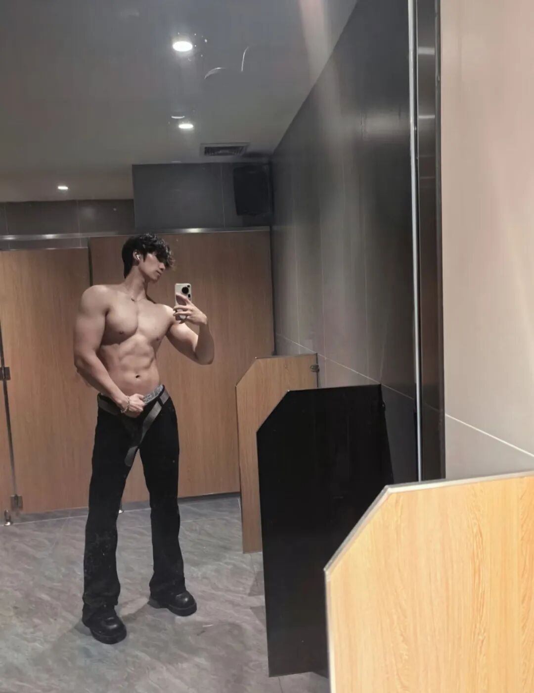 广体185男大体育生厕所秀肌肉大包？发育的真好！