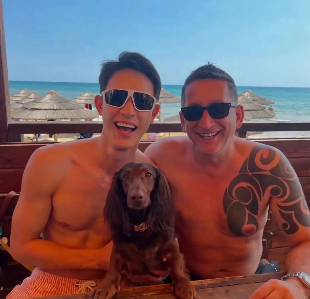 图片[11]-薄肌小鲜肉嫁给50岁意大利富商，现在的生活很幸福……-小蓝短视频