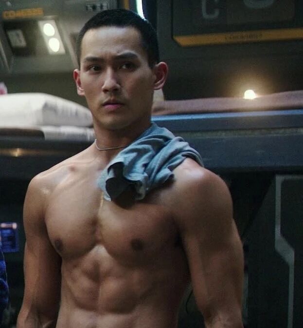 图片[1]-赵雅芝儿子被曝，六块腹肌+超高颜值！不愧是不老女神的儿子....-小蓝短视频