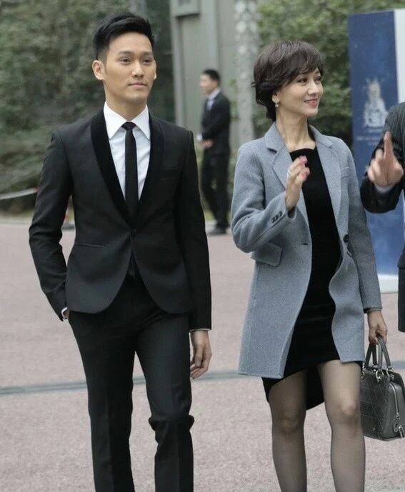 图片[2]-赵雅芝儿子被曝，六块腹肌+超高颜值！不愧是不老女神的儿子....-小蓝短视频