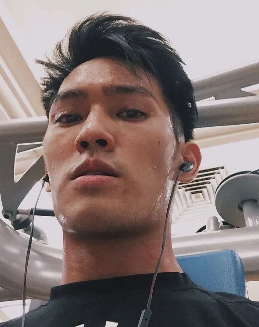 图片[9]-赵雅芝儿子被曝，六块腹肌+超高颜值！不愧是不老女神的儿子....-小蓝短视频