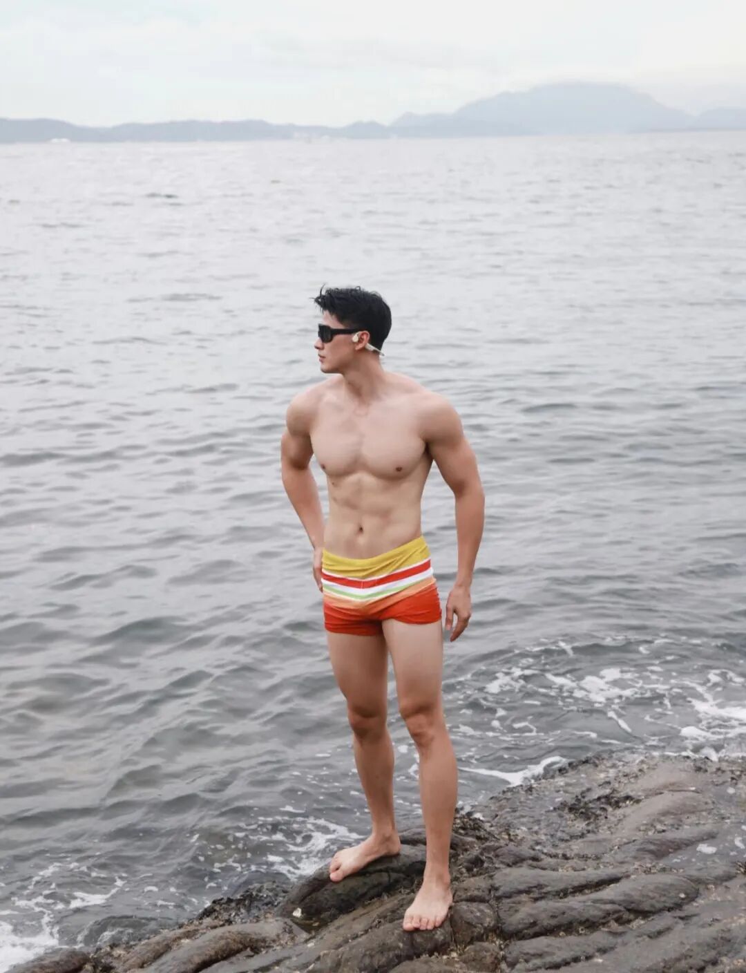 白袜长腿硬汉体育生大秀肌肉？47码大脚太诱人....