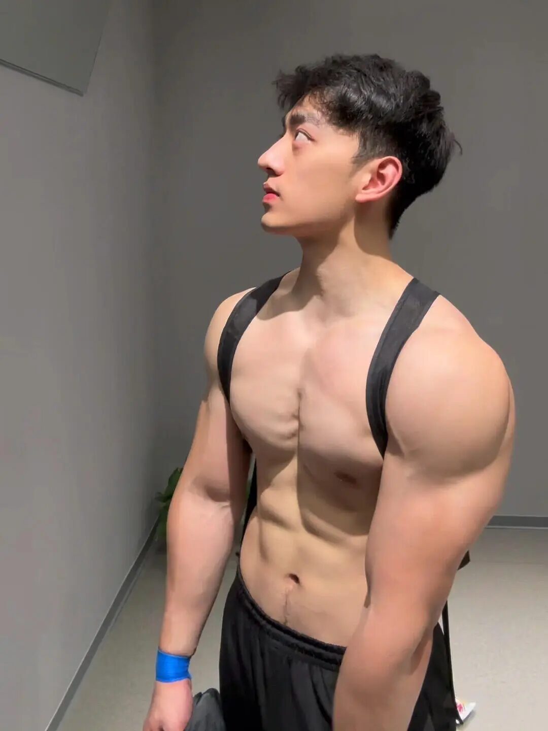 图片[6]-白皮腹肌小哥撕漫男主本男！-小蓝短视频