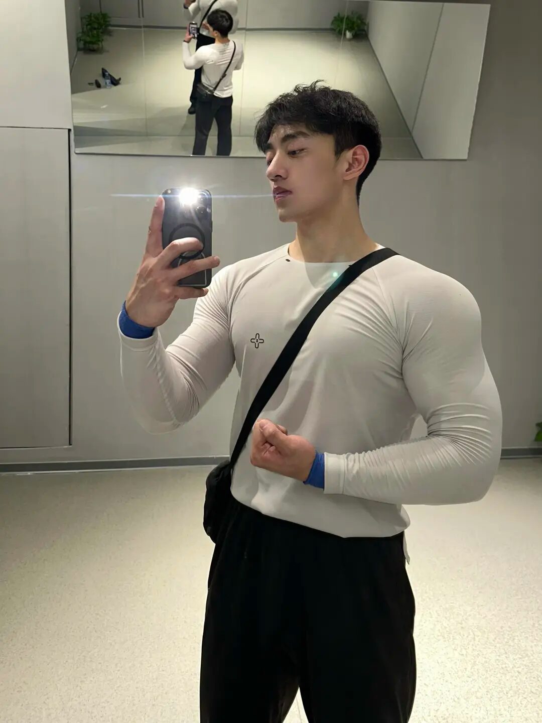 图片[8]-白皮腹肌小哥撕漫男主本男！-小蓝短视频