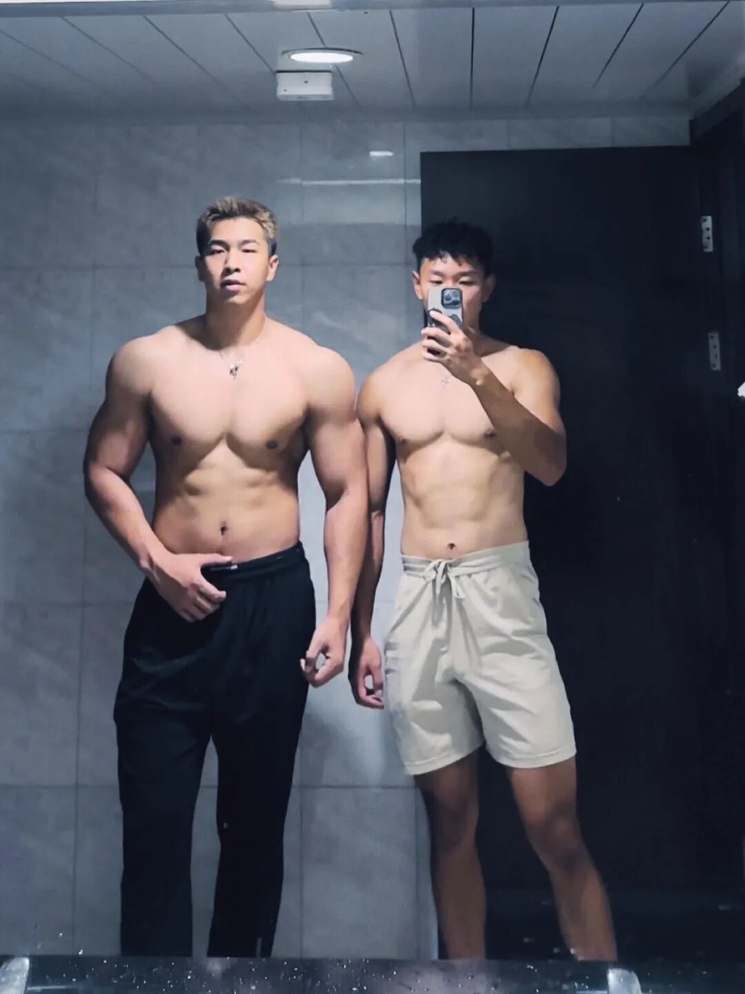 图片[2]-194cm北体体育生在宿舍展示！看着真猛……-小蓝短视频