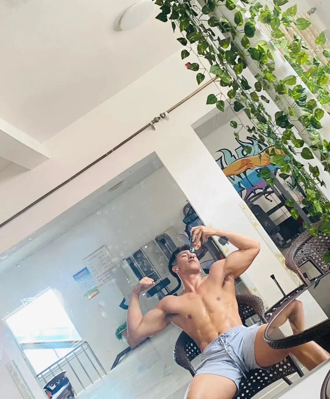 图片[4]-194cm北体体育生在宿舍展示！看着真猛……-小蓝短视频