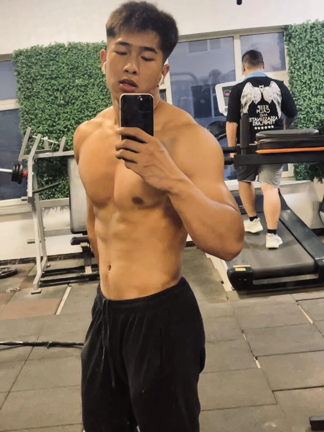 图片[6]-194cm北体体育生在宿舍展示！看着真猛……-小蓝短视频