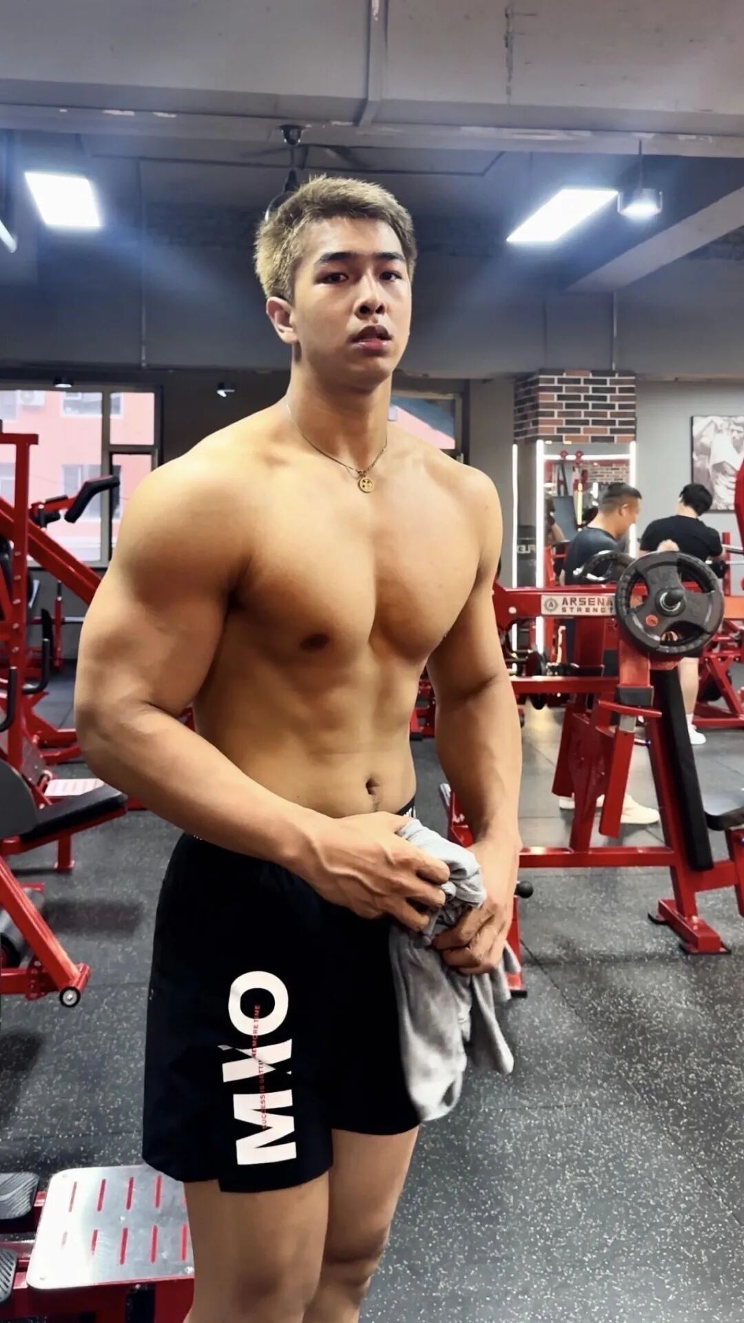 图片[7]-194cm北体体育生在宿舍展示！看着真猛……-小蓝短视频