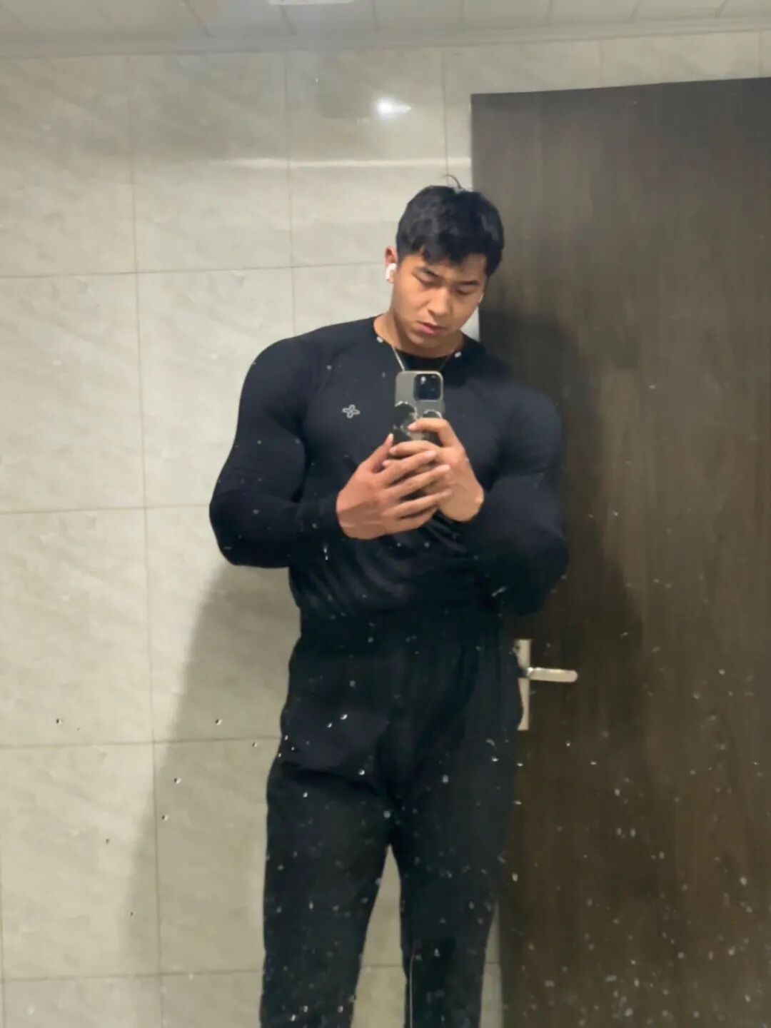 194cm北体体育生在宿舍展示！看着真猛……