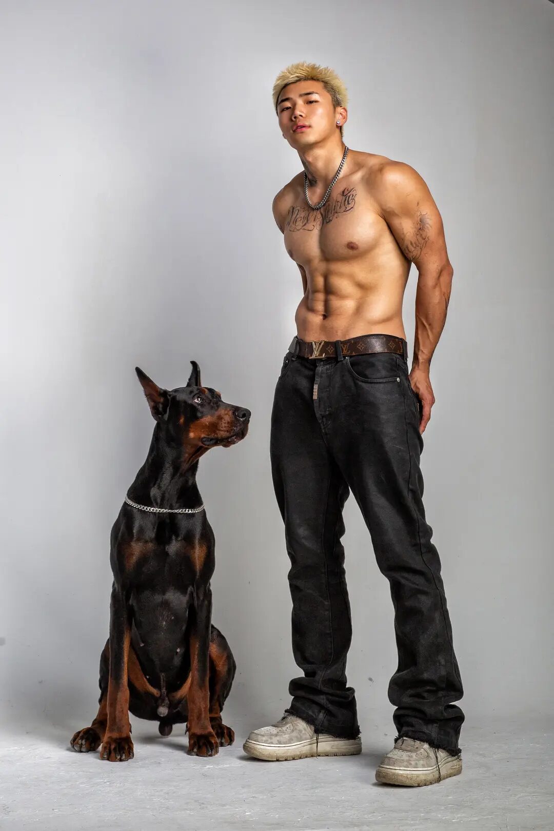 图片[1]-痞帅界天菜级男模，黑皮搓衣板腹肌-小蓝短视频