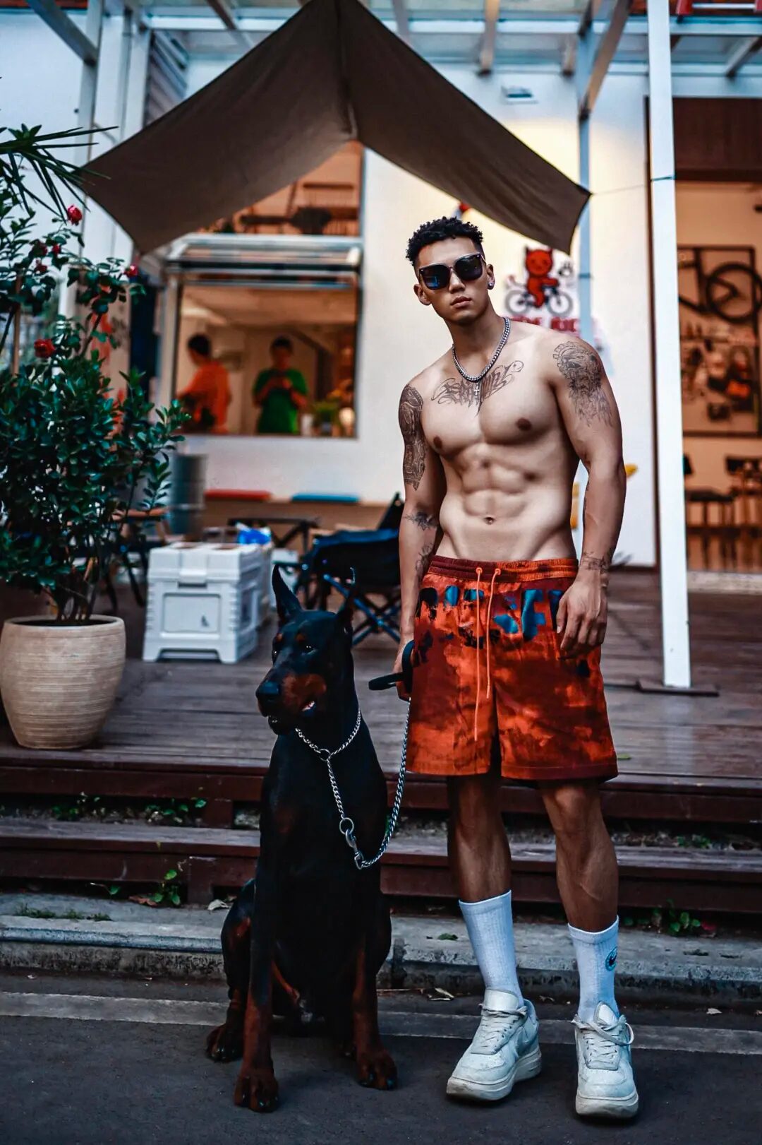 图片[2]-痞帅界天菜级男模，黑皮搓衣板腹肌-小蓝短视频