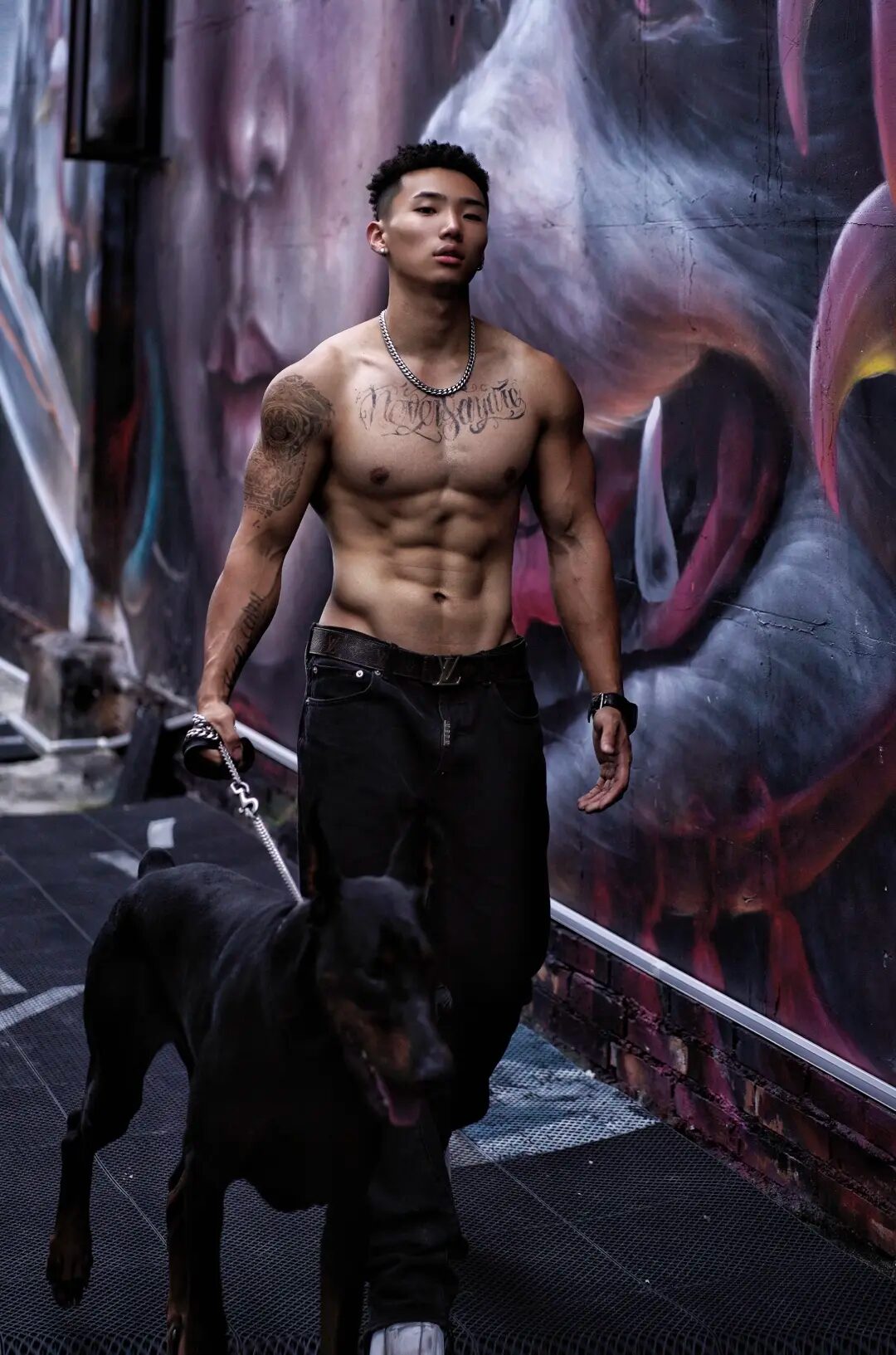 图片[3]-痞帅界天菜级男模，黑皮搓衣板腹肌-小蓝短视频