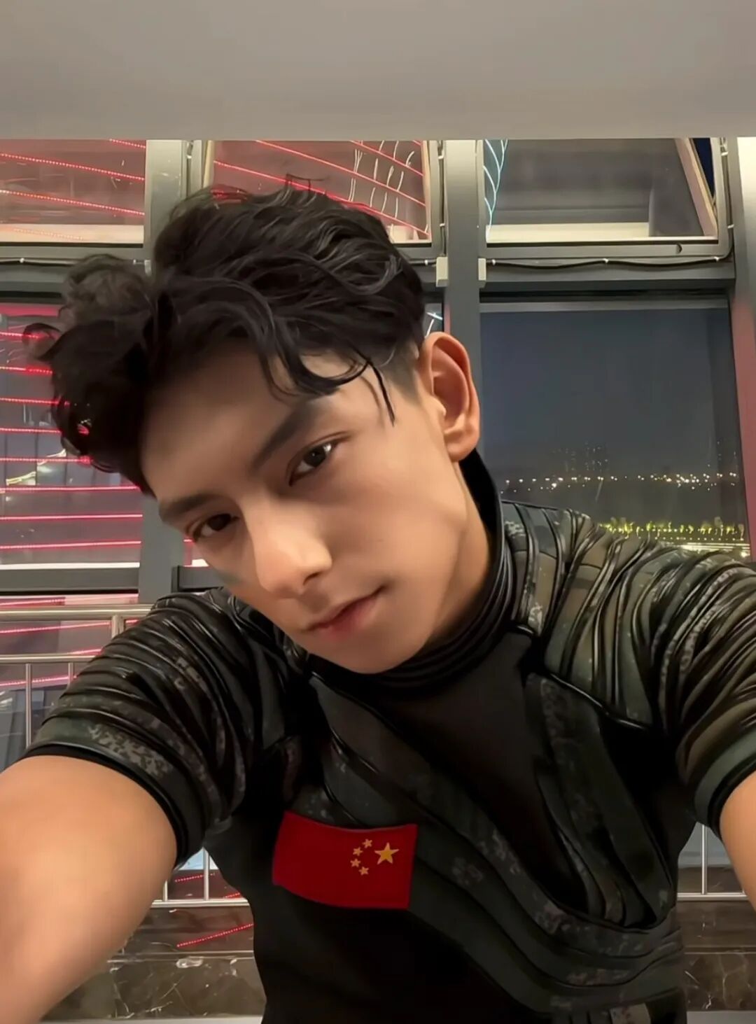 卷毛黑皮体育生塌房？装外国人哄金主？现实同时谈好几个男友....