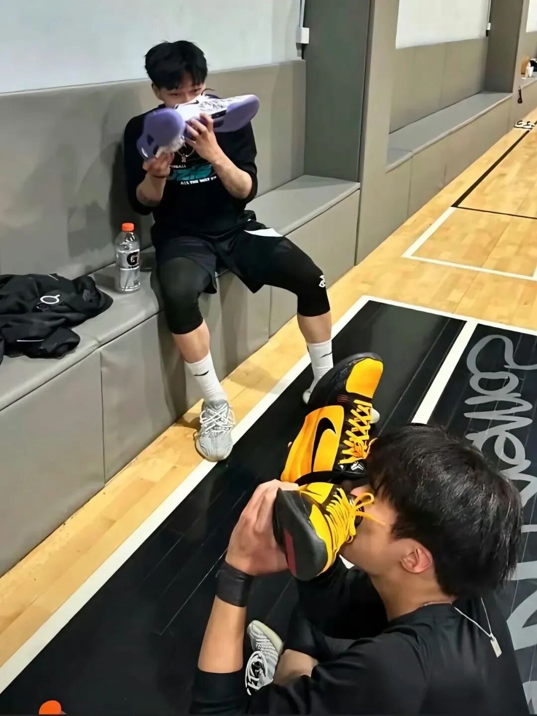 图片[4]-体育生火了！俩帅哥在篮球场闻臭鞋？兄弟打完球不洗澡？-小蓝短视频