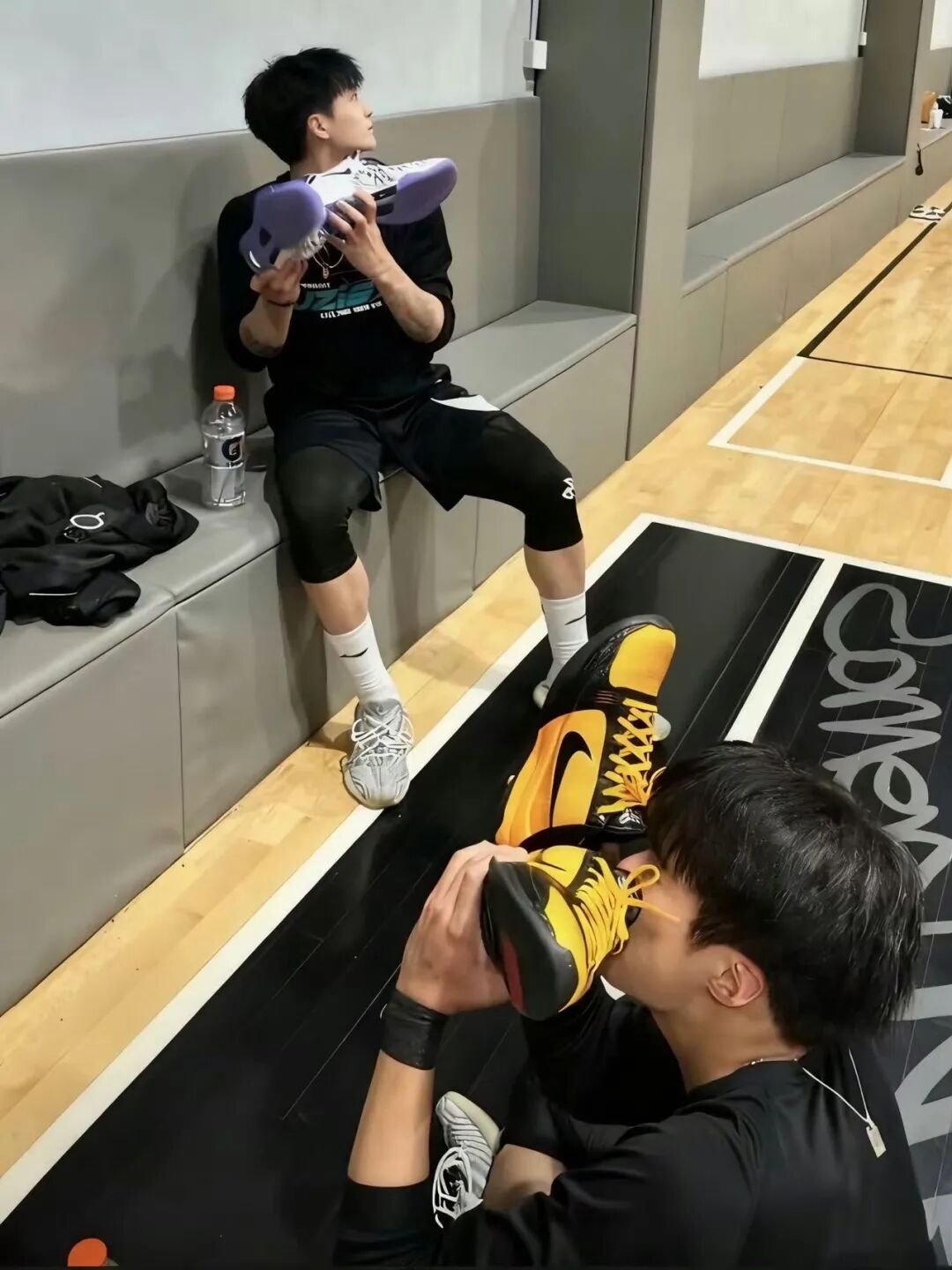 图片[5]-体育生火了！俩帅哥在篮球场闻臭鞋？兄弟打完球不洗澡？-小蓝短视频