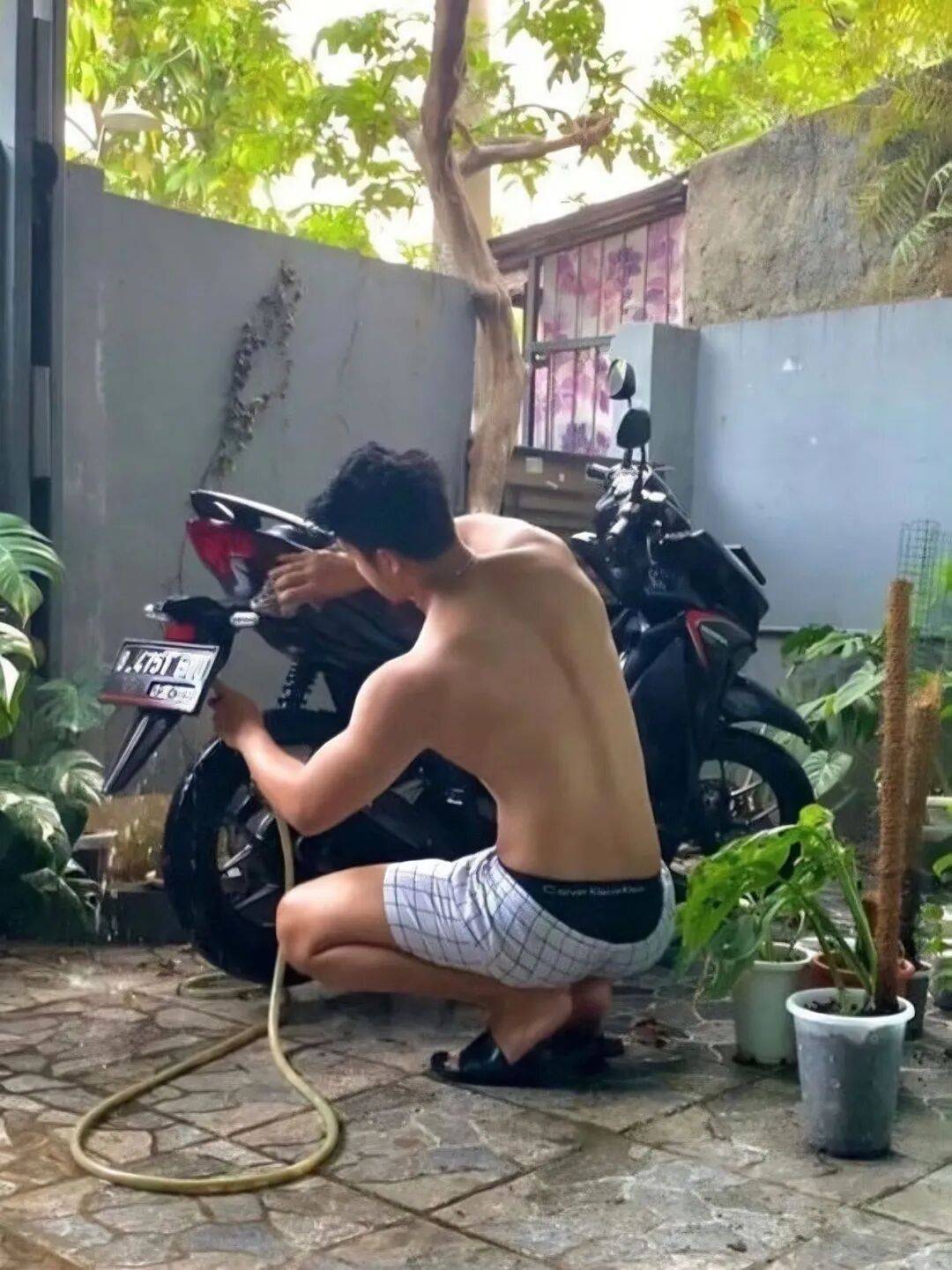 图片[8]-体育生火了！俩帅哥在篮球场闻臭鞋？兄弟打完球不洗澡？-小蓝短视频