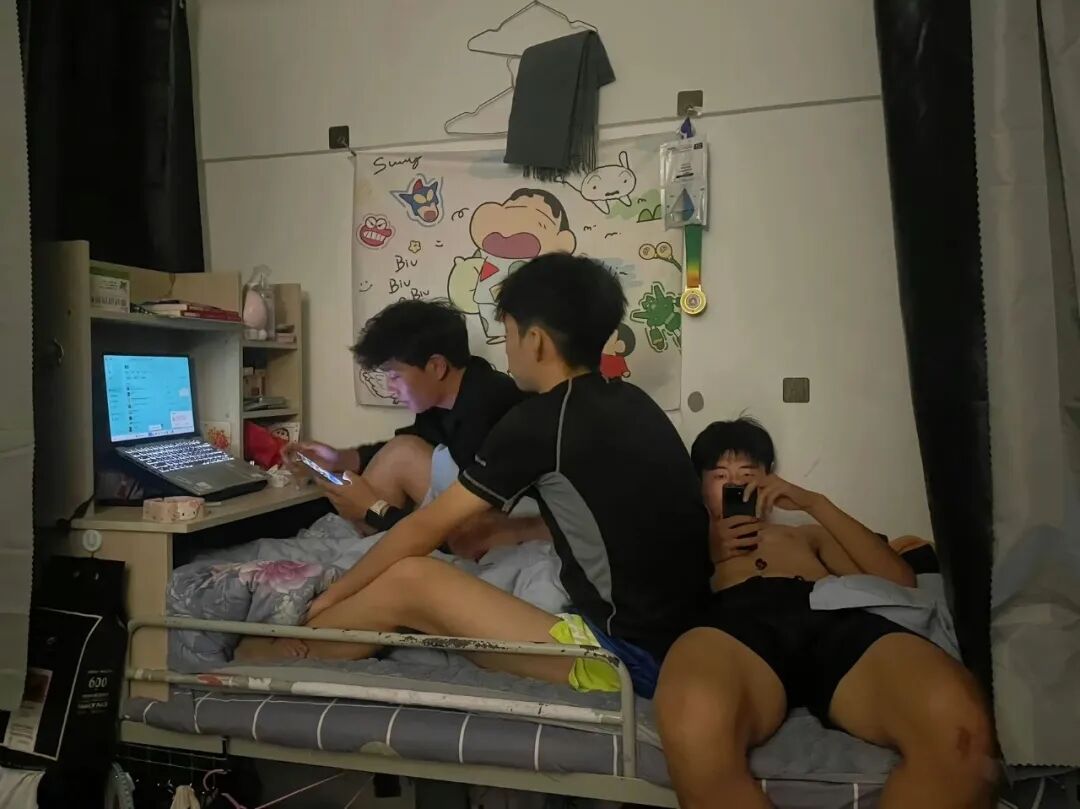 图片[10]-体育生火了！俩帅哥在篮球场闻臭鞋？兄弟打完球不洗澡？-小蓝短视频