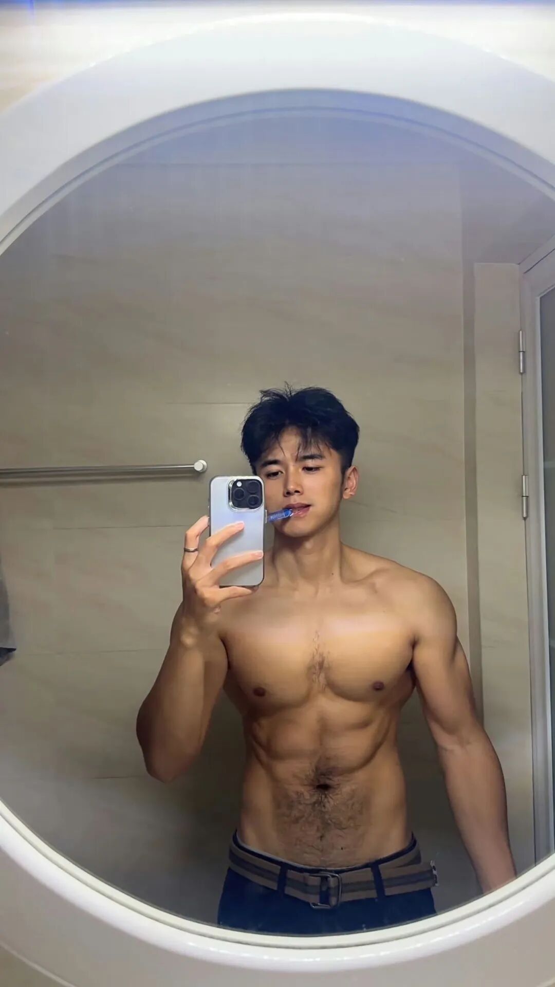 图片[12]-体育生火了！俩帅哥在篮球场闻臭鞋？兄弟打完球不洗澡？-小蓝短视频