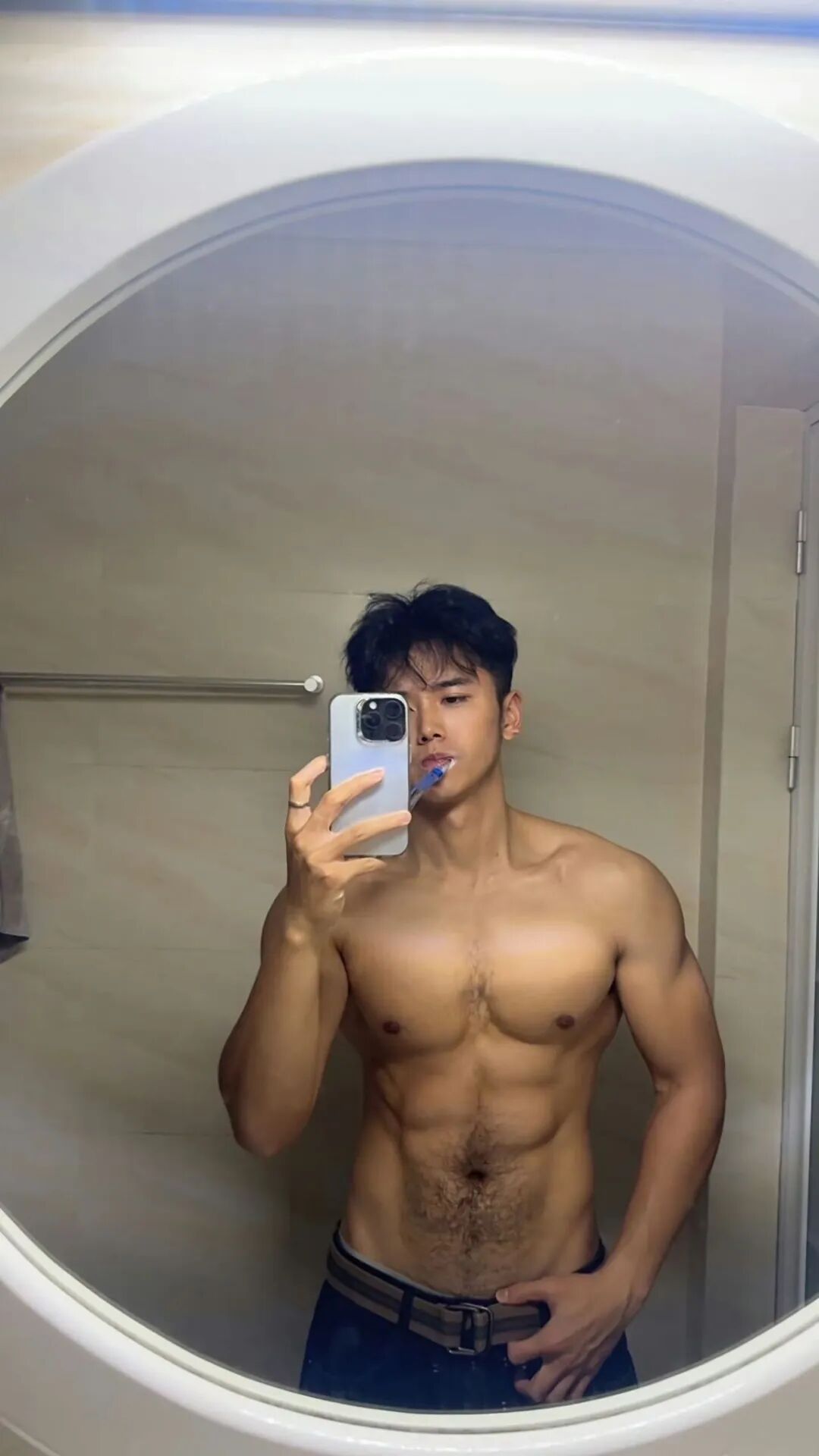 图片[13]-体育生火了！俩帅哥在篮球场闻臭鞋？兄弟打完球不洗澡？-小蓝短视频