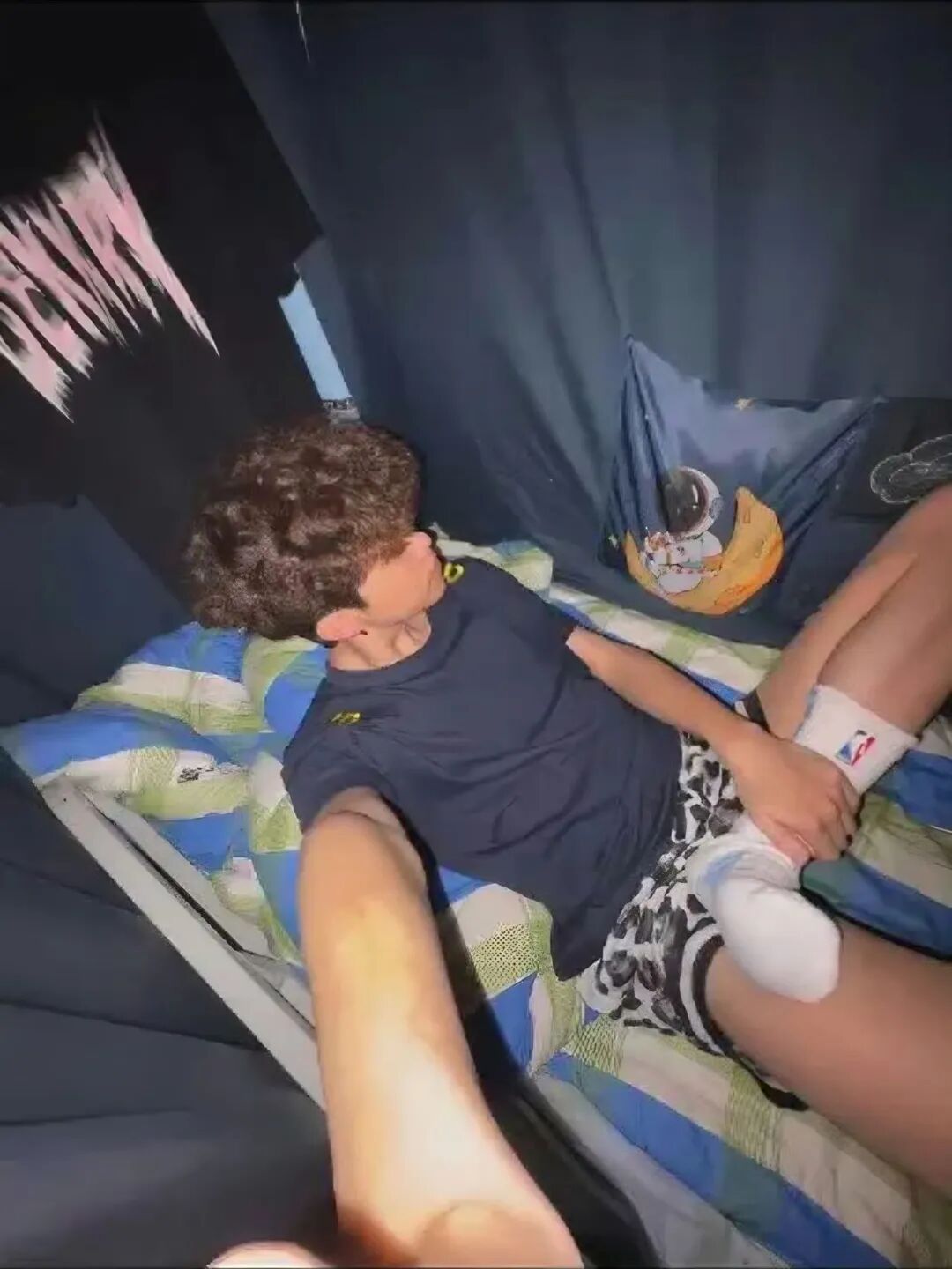 图片[16]-体育生火了！俩帅哥在篮球场闻臭鞋？兄弟打完球不洗澡？-小蓝短视频