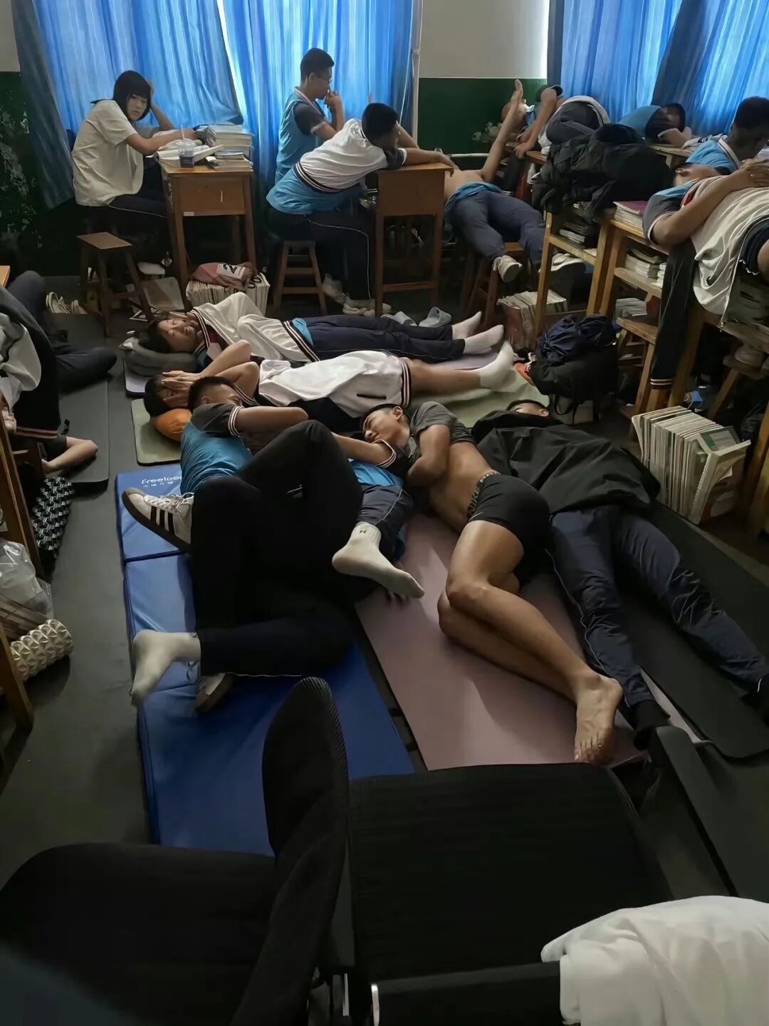 图片[20]-体育生火了！俩帅哥在篮球场闻臭鞋？兄弟打完球不洗澡？-小蓝短视频