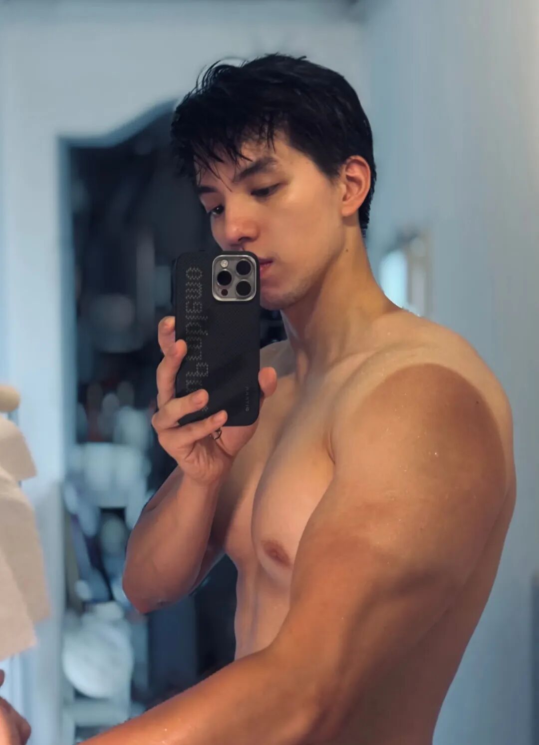 肌肉狼狗腰人夫奶爸，网友辣评：壮硕胸肌太诱人....