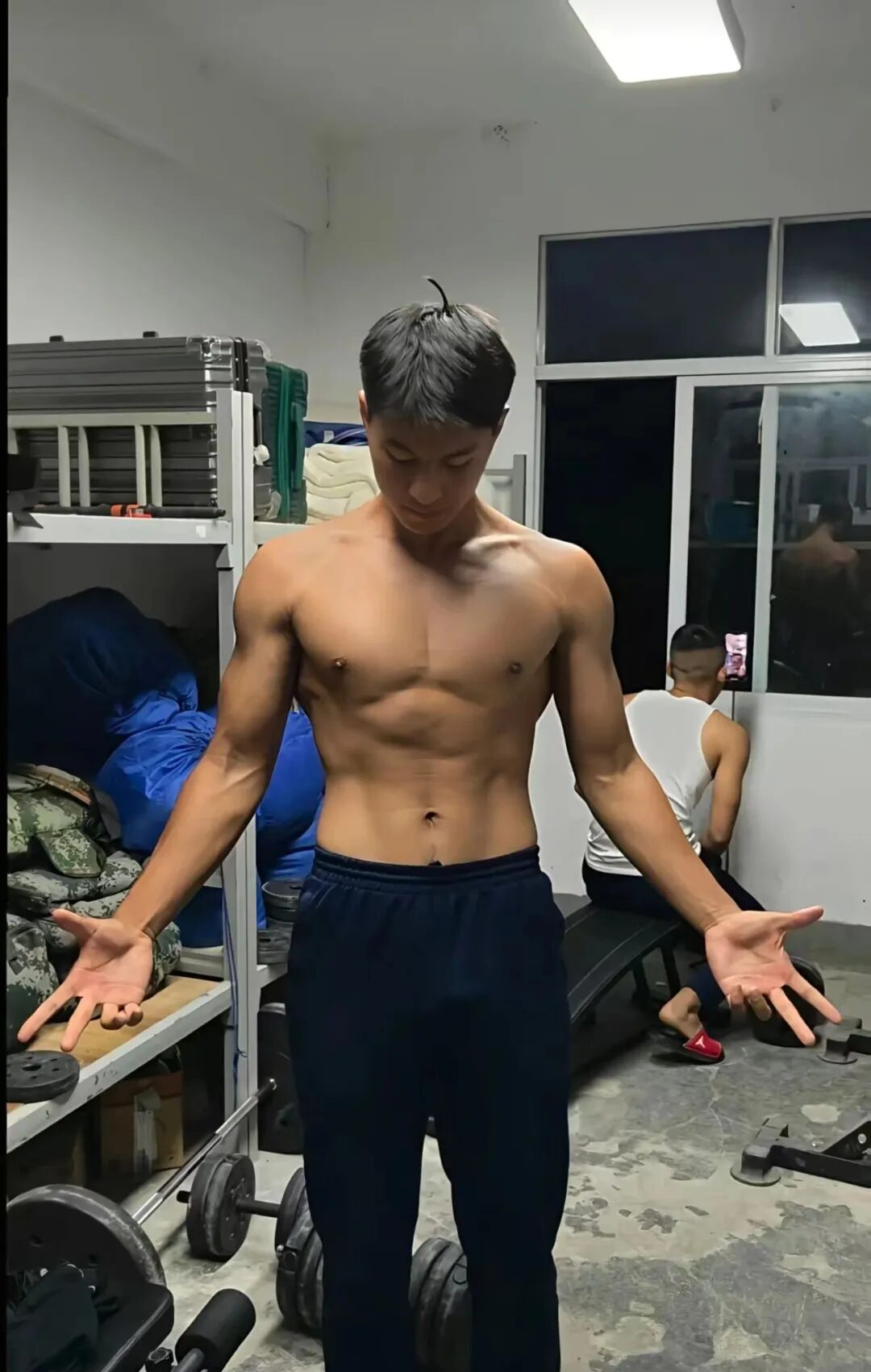 图片[3]-凉山州23岁消防小哥，黑皮肌肤在阳光下闪着金属光泽-小蓝短视频