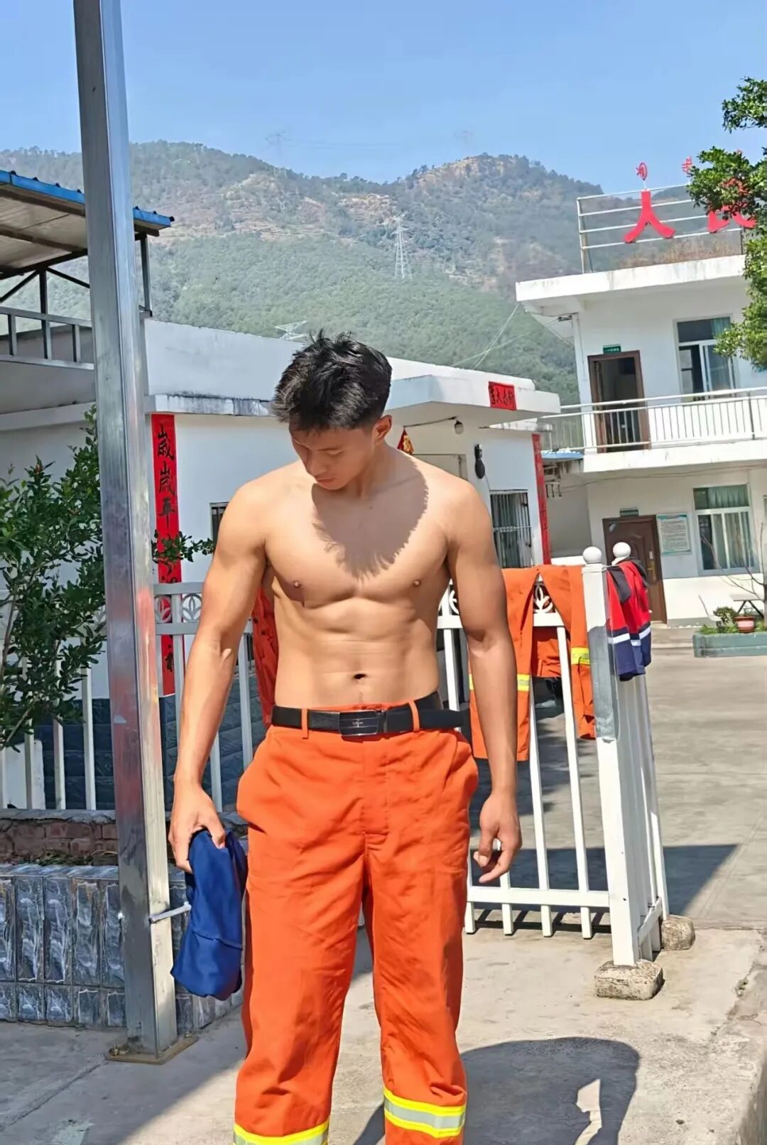 图片[5]-凉山州23岁消防小哥，黑皮肌肤在阳光下闪着金属光泽-小蓝短视频