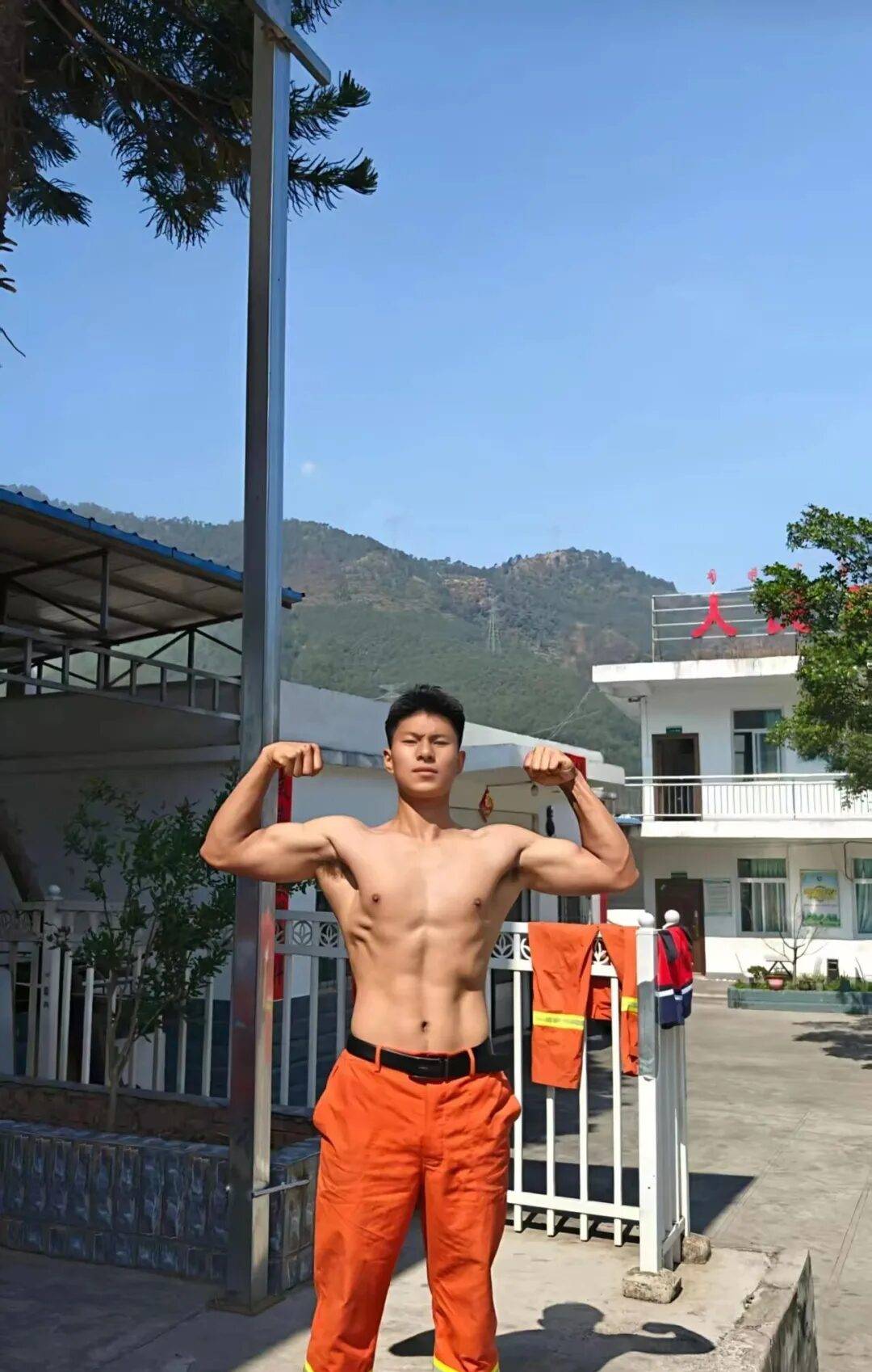 图片[6]-凉山州23岁消防小哥，黑皮肌肤在阳光下闪着金属光泽-小蓝短视频