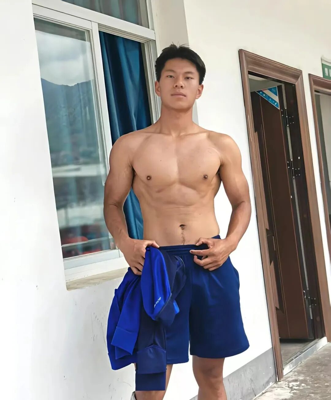 图片[7]-凉山州23岁消防小哥，黑皮肌肤在阳光下闪着金属光泽-小蓝短视频