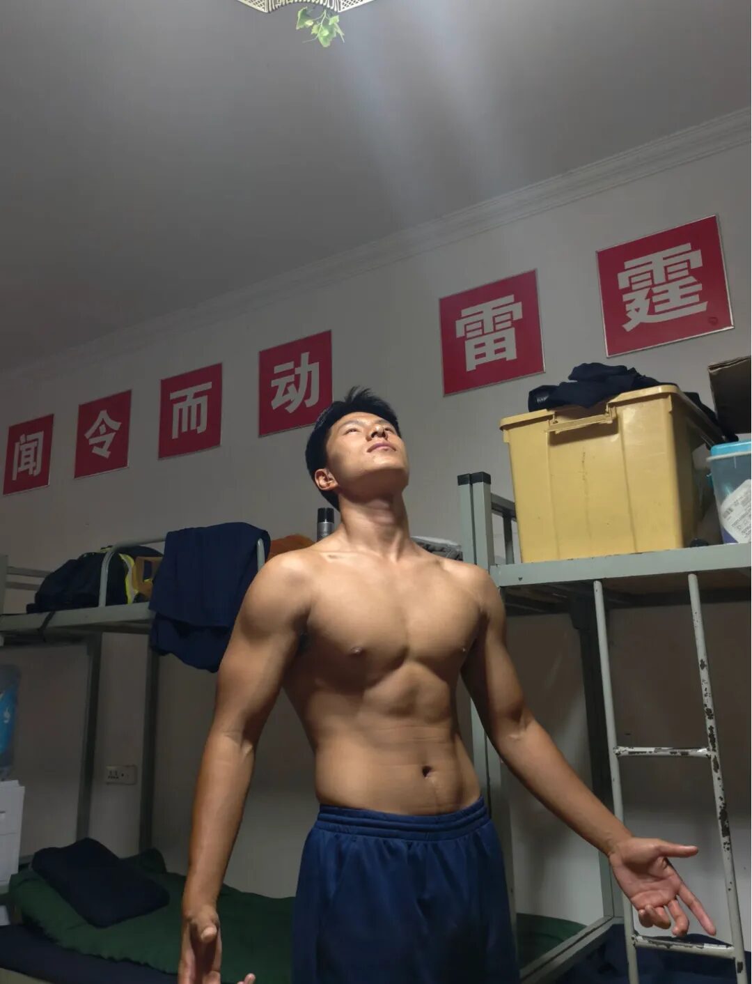 图片[11]-凉山州23岁消防小哥，黑皮肌肤在阳光下闪着金属光泽-小蓝短视频