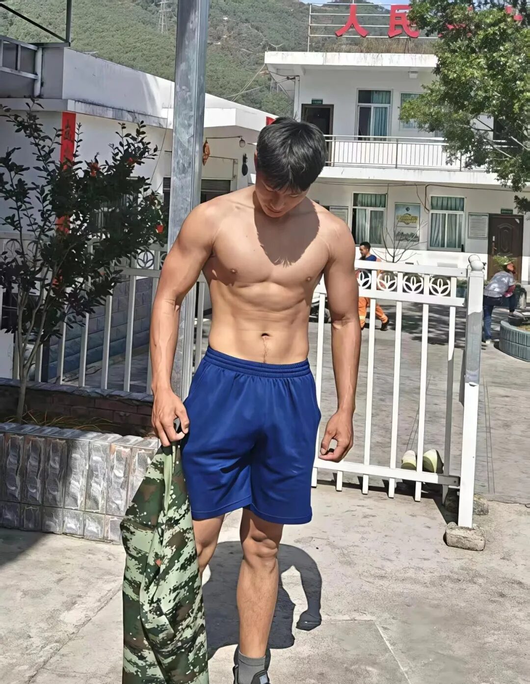 图片[12]-凉山州23岁消防小哥，黑皮肌肤在阳光下闪着金属光泽-小蓝短视频