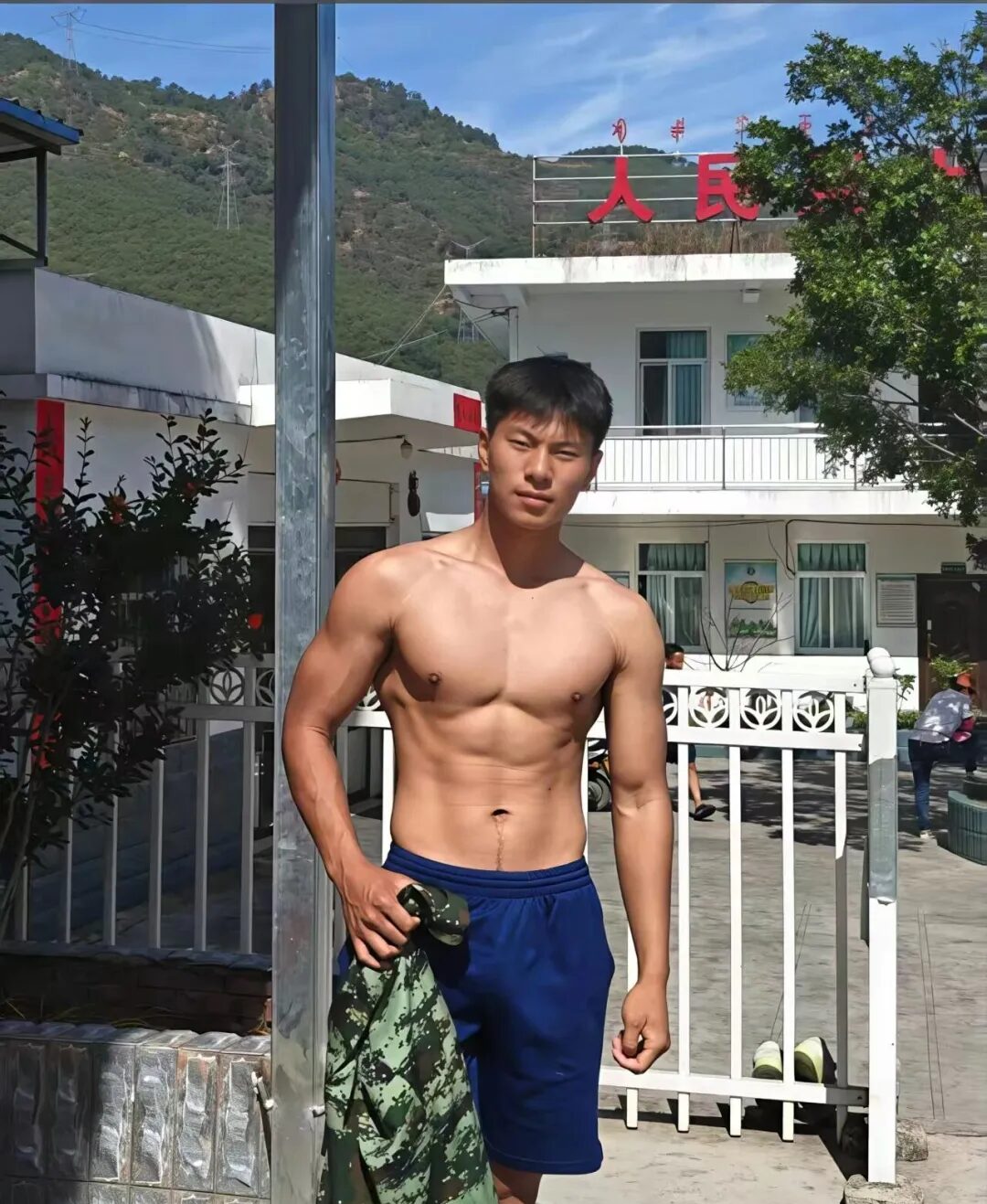 图片[13]-凉山州23岁消防小哥，黑皮肌肤在阳光下闪着金属光泽-小蓝短视频