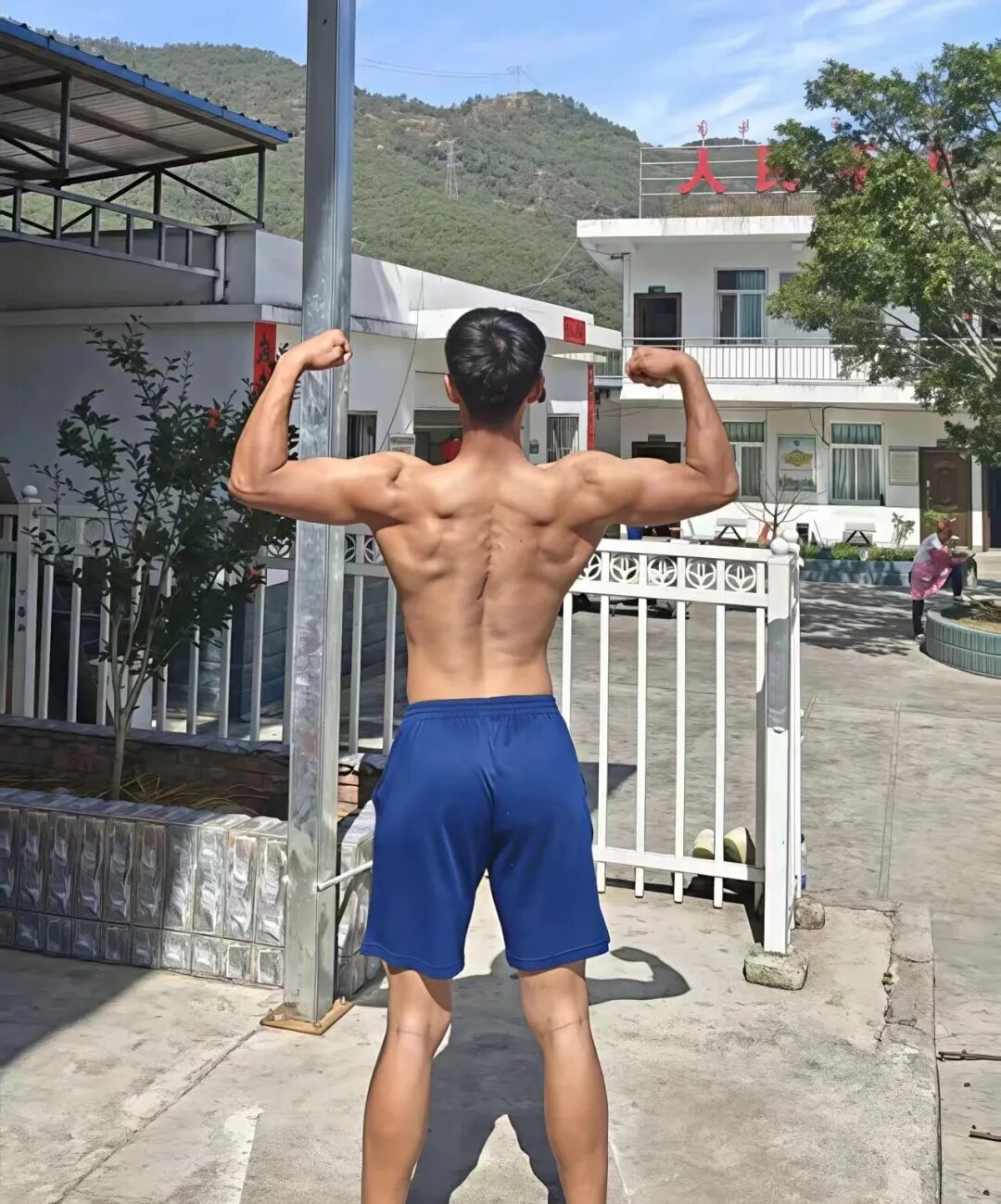 图片[16]-凉山州23岁消防小哥，黑皮肌肤在阳光下闪着金属光泽-小蓝短视频