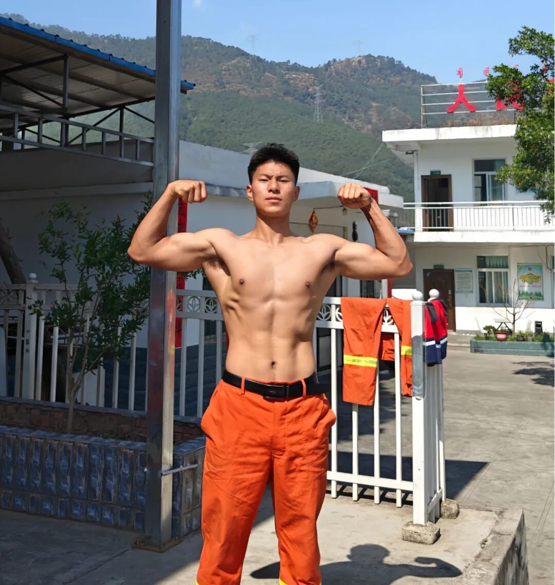 图片[19]-凉山州23岁消防小哥，黑皮肌肤在阳光下闪着金属光泽-小蓝短视频