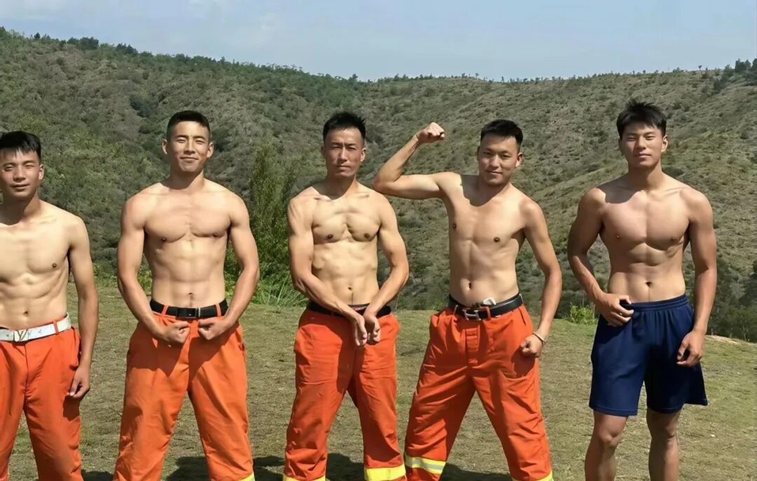 图片[20]-凉山州23岁消防小哥，黑皮肌肤在阳光下闪着金属光泽-小蓝短视频