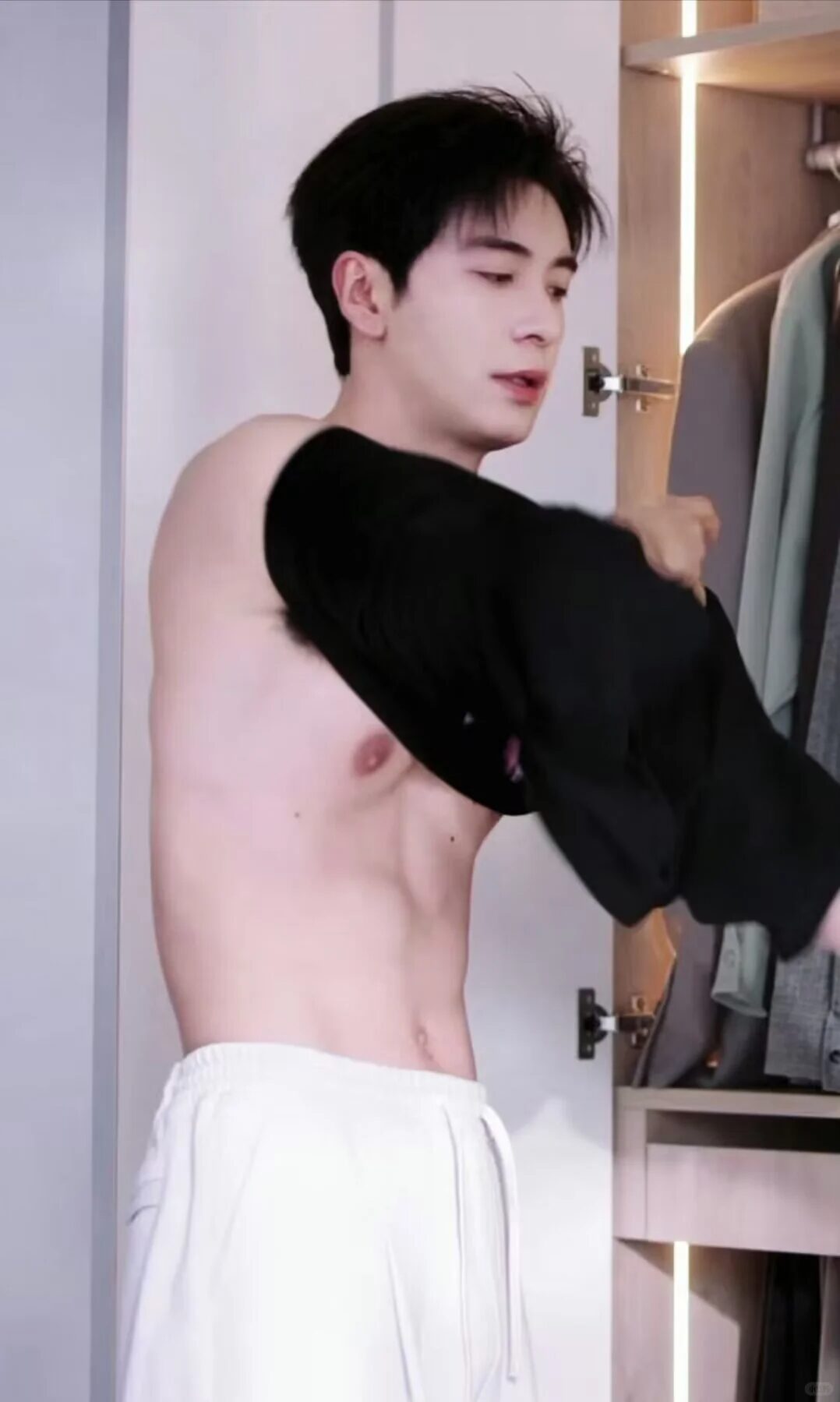 出道多年不温不火，新剧搭档迪丽热巴，靠露一身腱子肉反倒火了…网友神评：“要是早走这个赛道，你早火了！”