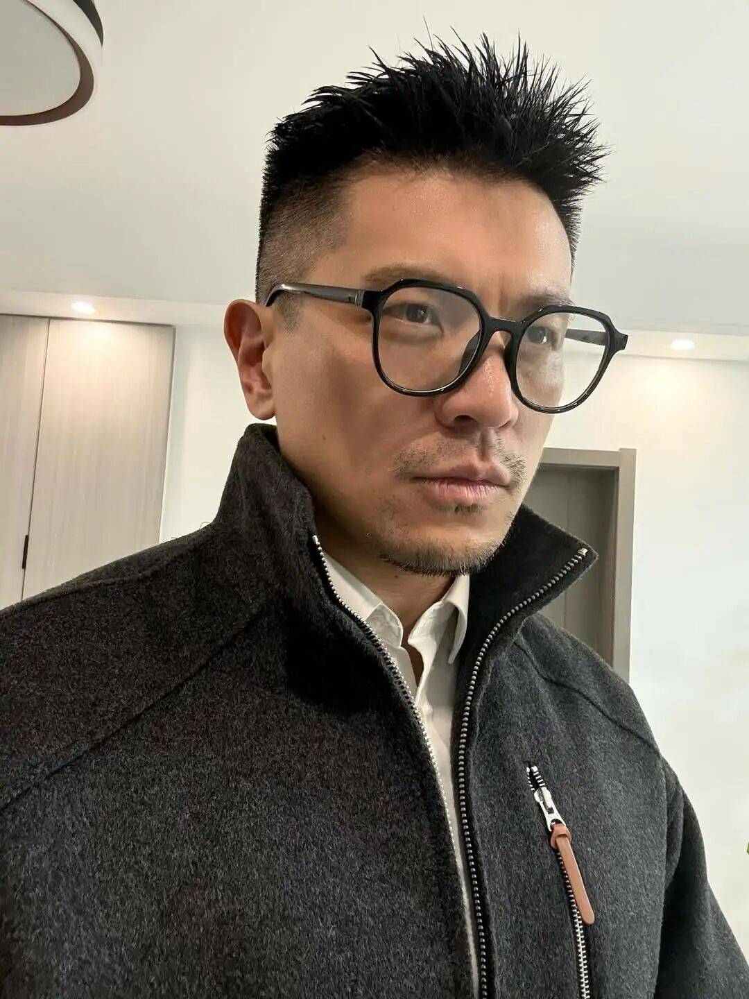 图片[2]-男生理发别只会“稍微剪短”，试试这3款造型，谁剪谁帅气！-小蓝短视频