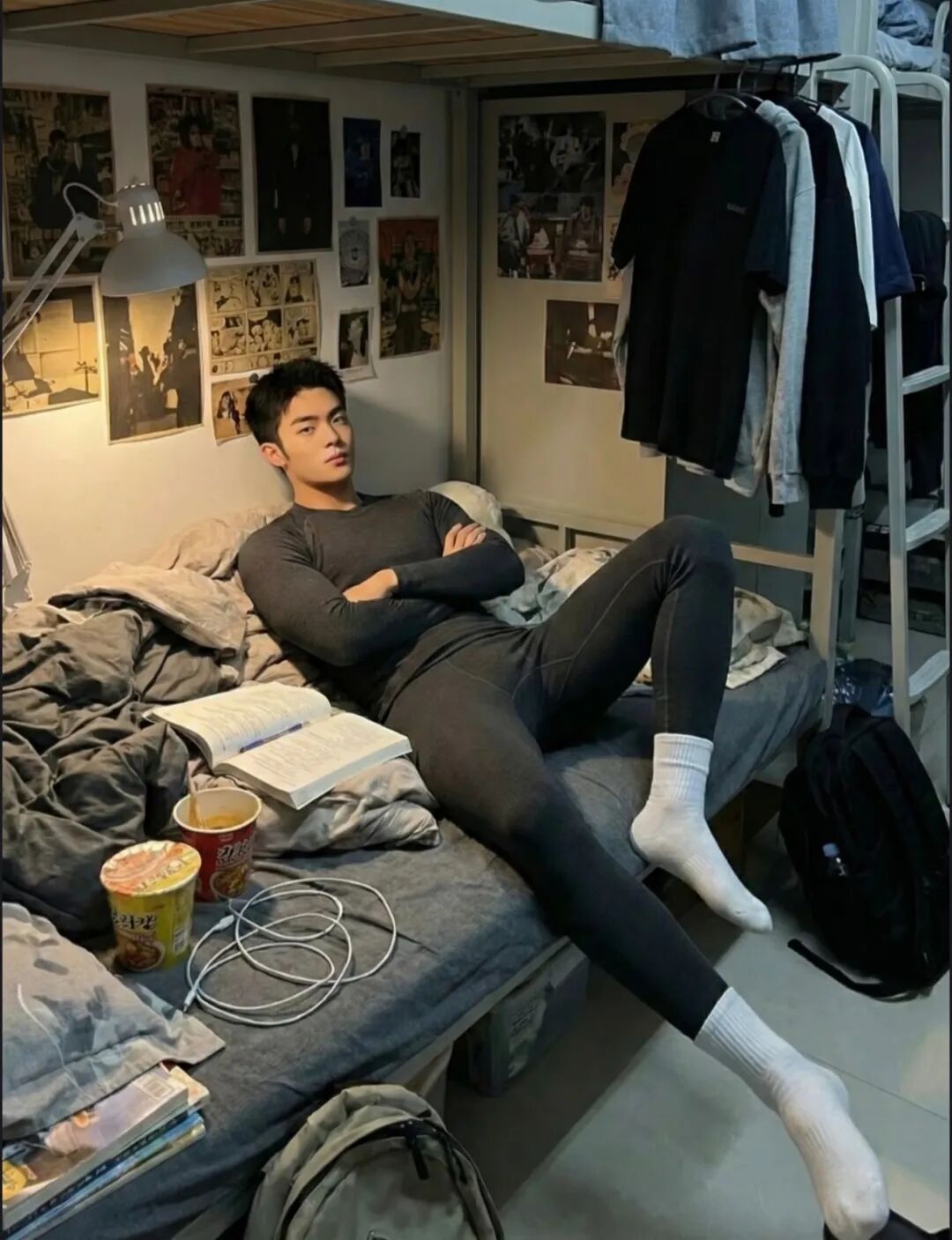 189钻石男高体育生宿舍脱白袜诱惑舍友？舍友：真香....