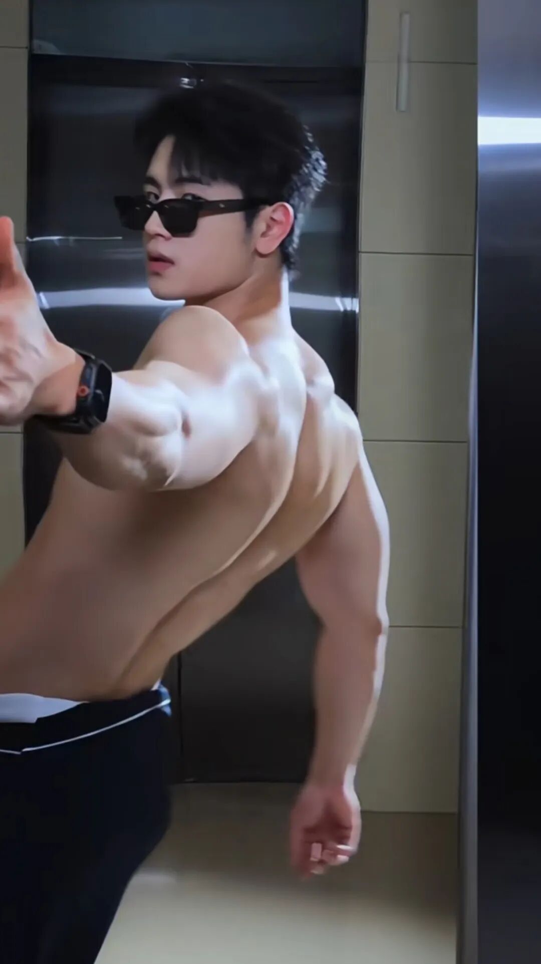 又一肌肉帅哥网红下海？被网友号称肌肉大公牛的他如今.....