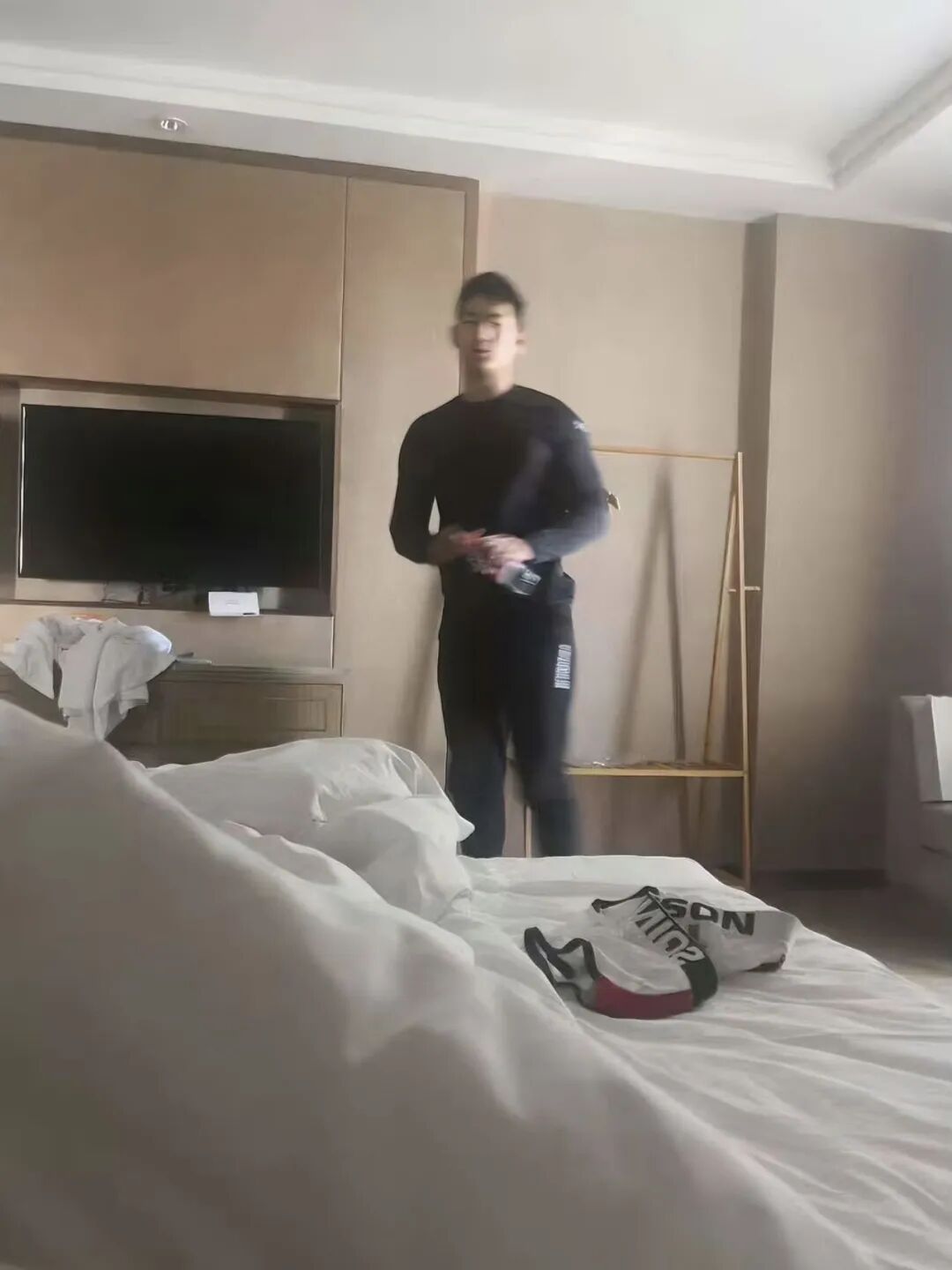 图片[8]-体育生火了！职高帅哥疑似被采访？直男朋友做保健很熟练？-小蓝短视频