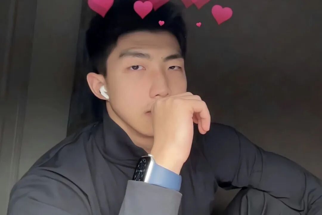 图片[14]-体育生火了！职高帅哥疑似被采访？直男朋友做保健很熟练？-小蓝短视频