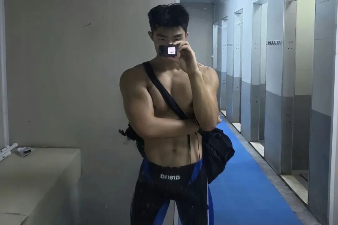 图片[15]-体育生火了！职高帅哥疑似被采访？直男朋友做保健很熟练？-小蓝短视频