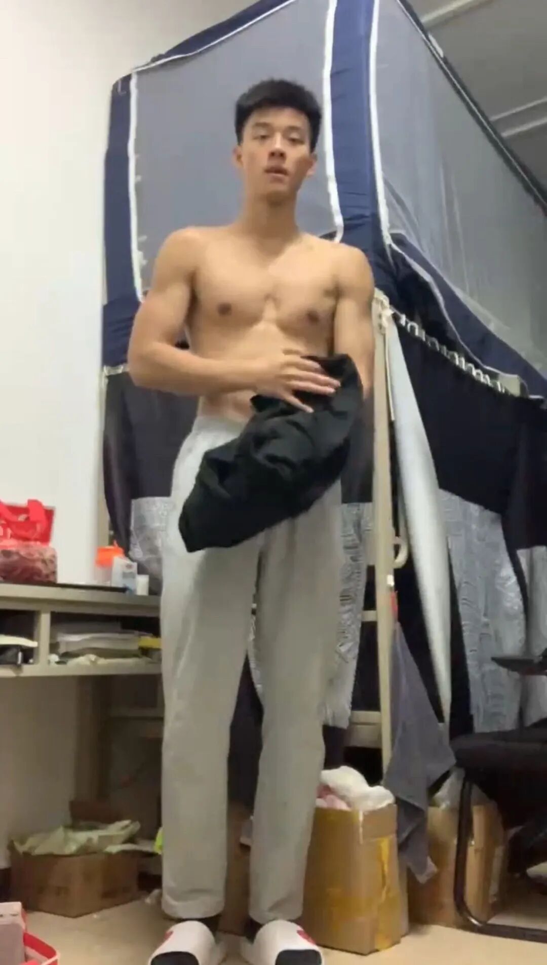 图片[18]-体育生火了！职高帅哥疑似被采访？直男朋友做保健很熟练？-小蓝短视频